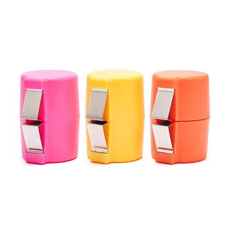 Manufacturer's spot egg shell opener portable kitchen mini egg opener anti-crumb egg beater sheller
