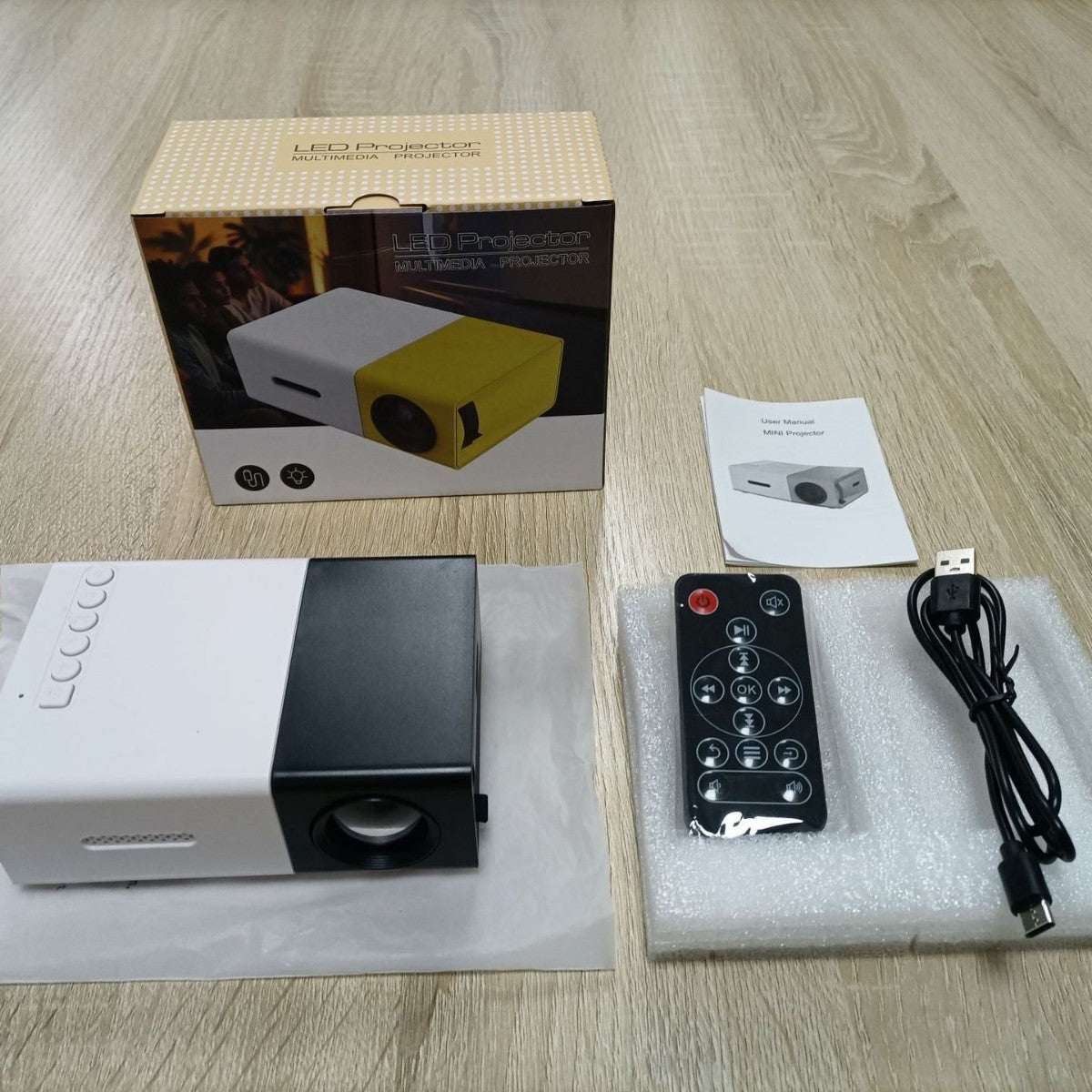 Cross-border YG300 projector children's small mini projector home wall projection 4K HD portable projector