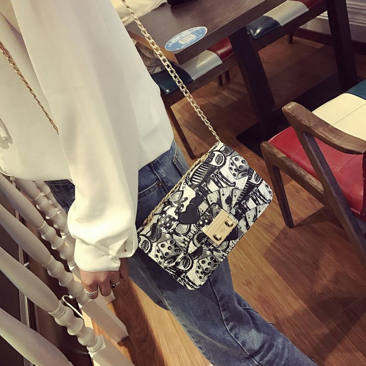 New fashion printed small square bag graffiti women's bag Korean style chain small bag lock crossbody shoulder bag wholesale