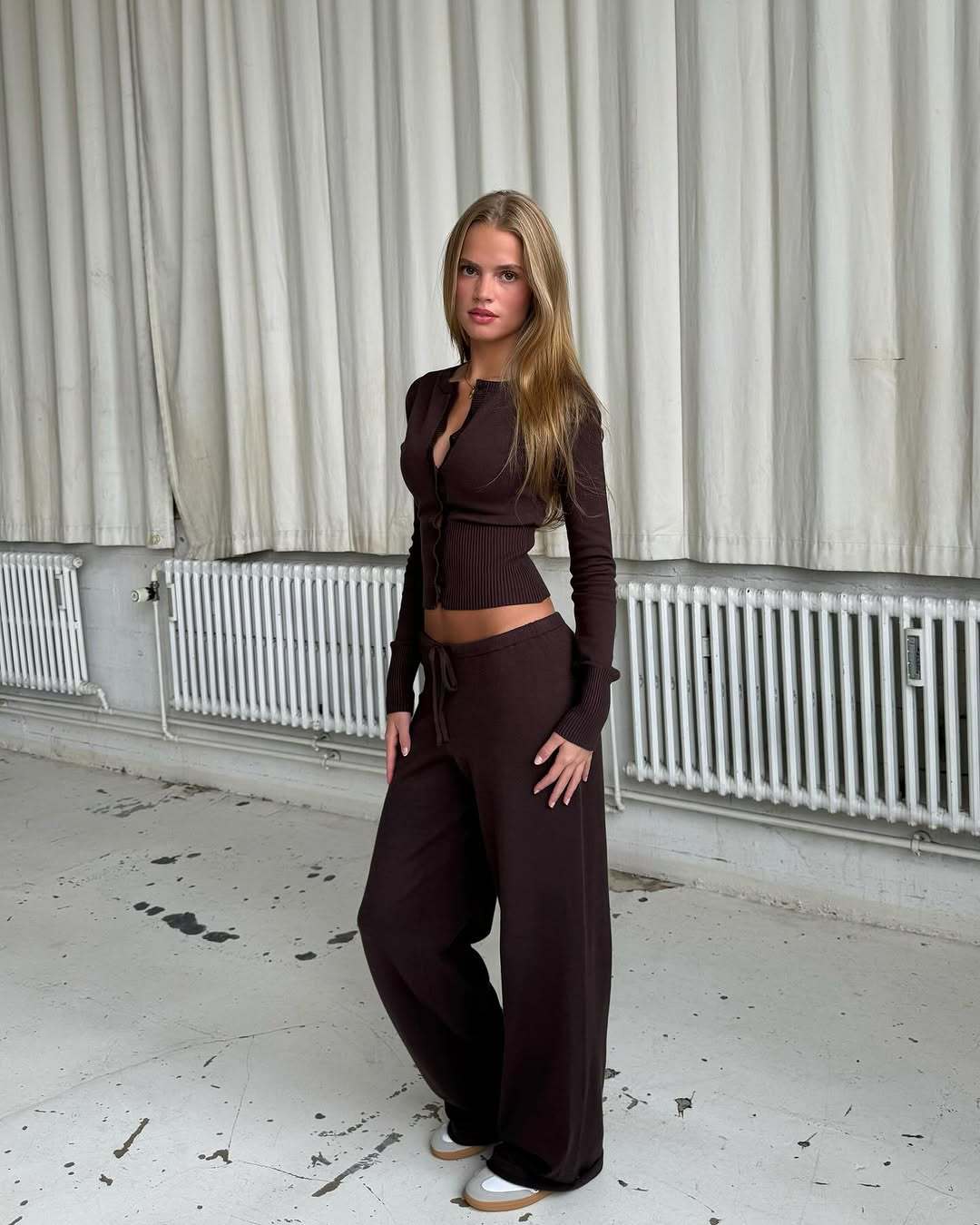 Sexy European and American pure desire knitted suit Slim button slimming long sleeve low waist casual trousers two-piece suit for women